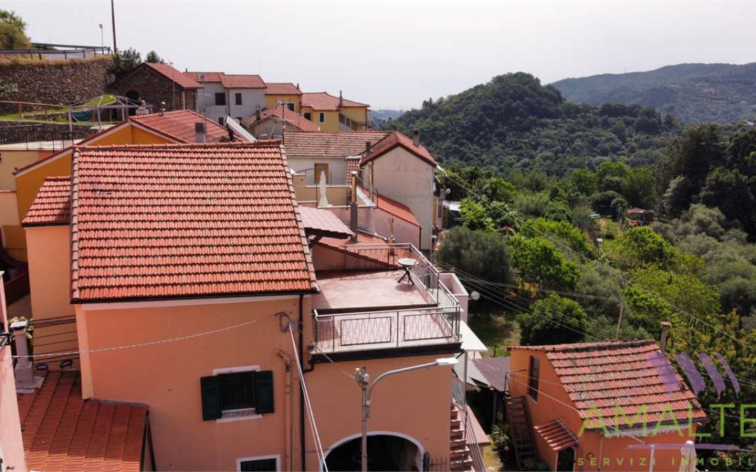 CASA SEMI INDIPENDENTE CON GIARDINO E POSTI AUTO